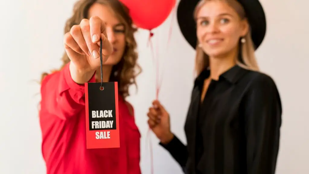 Voici des clientes qui sont contentes de réaliser leurs achats durant le black friday